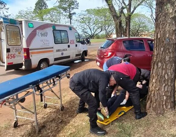 Cruzaba la rotonda del 8 y lo chocó un auto: padeció fractura de cadera