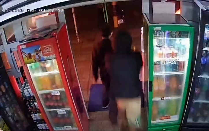 Robaron en un negocio del centro y quedaron grabados: tienen 14 y 16 años