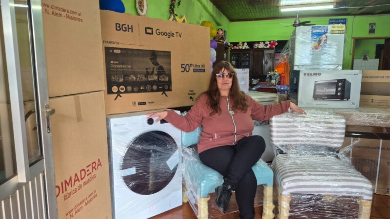 Feliz de poder renovar sus muebles gracias a la Tombolita Aniversario