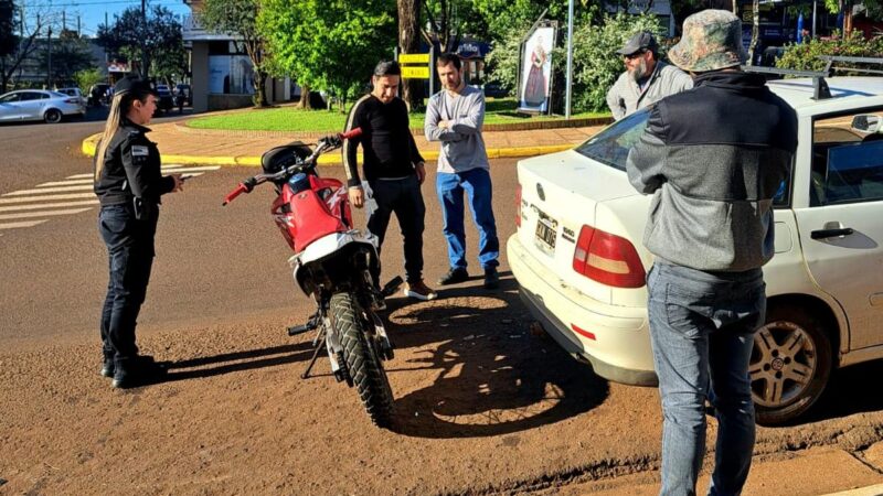 Hacía “willy” y chocó un auto estacionado sobre avenida Libertad de Oberá