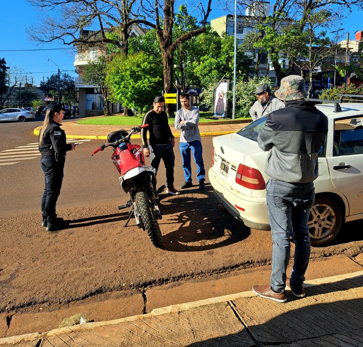 Hacía “willy” y chocó un auto estacionado sobre avenida Libertad de Oberá