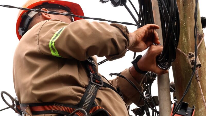 La Celo repara la red de fibra óptica dañada en barrio Norte