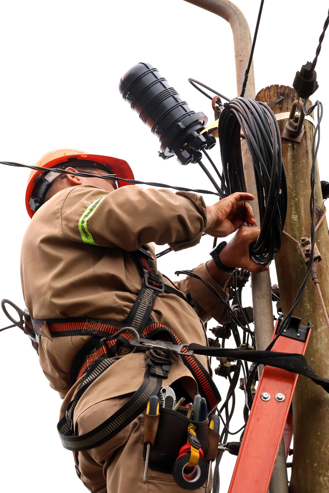 La Celo repara la red de fibra óptica dañada en barrio Norte