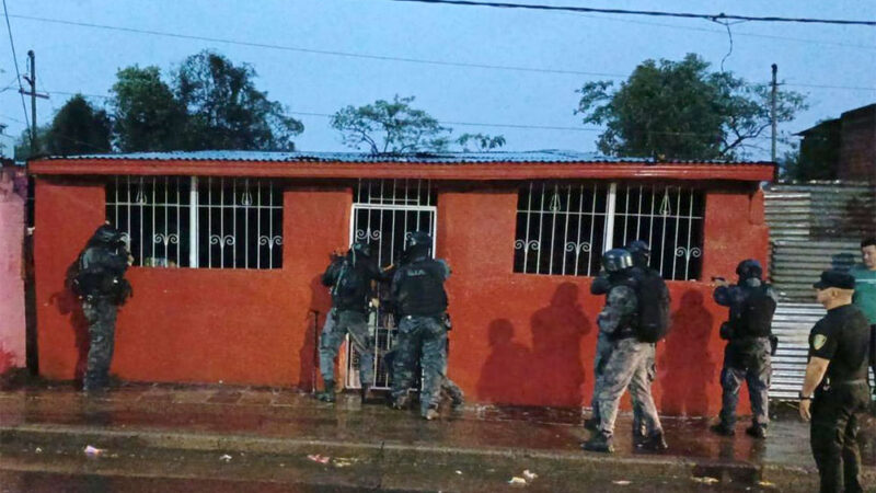 Un joven falleció durante un allanamiento policial y la justicia ordenó una autopsia