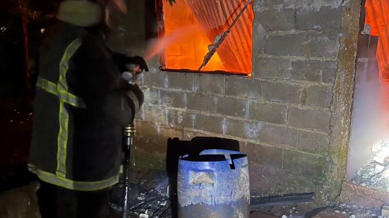 Un desperfecto eléctrico provocó un incendio y puso en riesgo viviendas lindantes en Campo Ramón