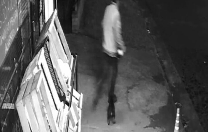 Entraron a un negocio y salieron corriendo con botellas de vino: terminaron presos