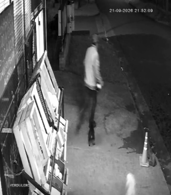 Entraron a un negocio y salieron corriendo con botellas de vino: terminaron presos