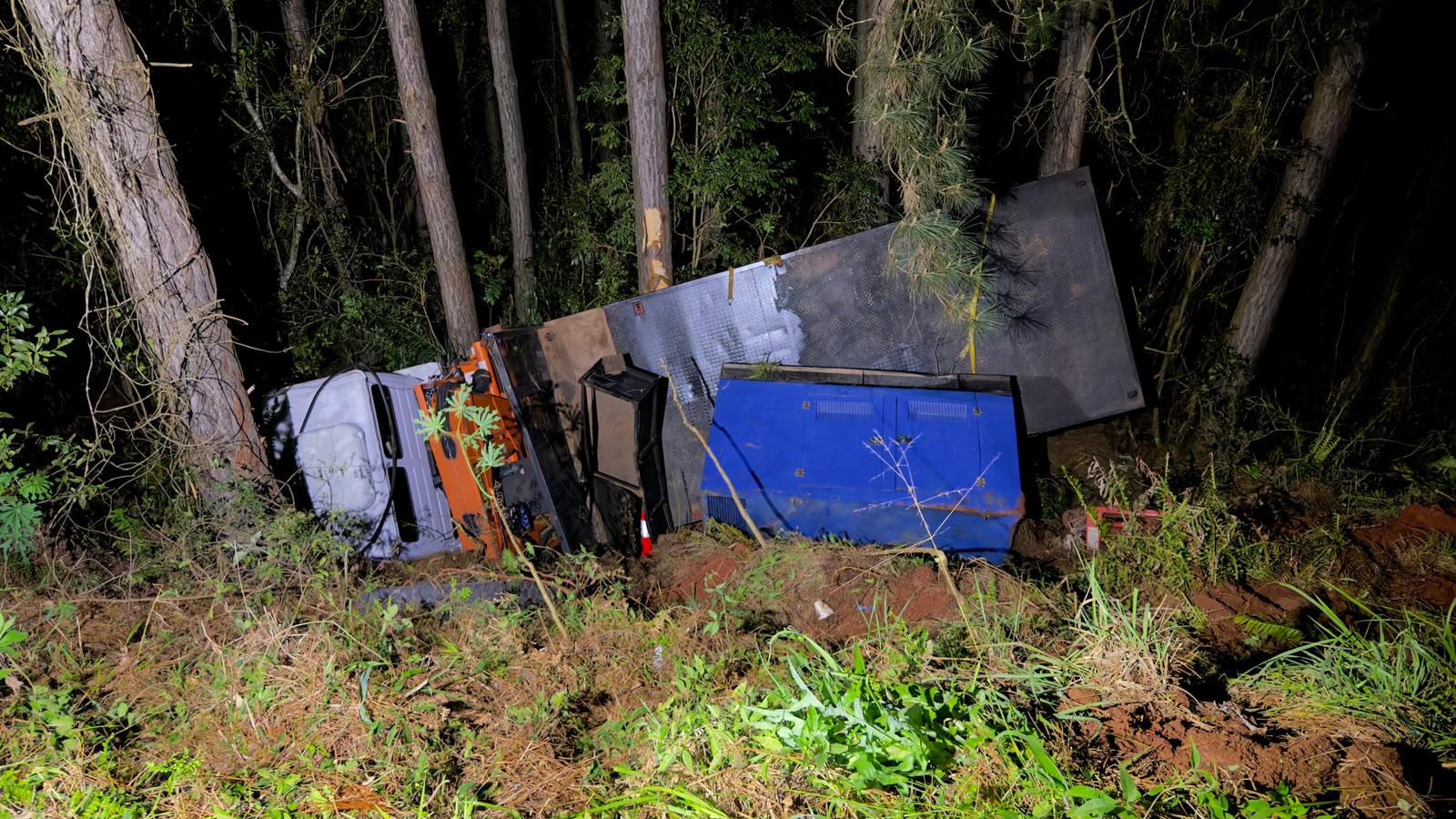 Un camionero se quedó dormido y despistó: hubo sólo daños materiales