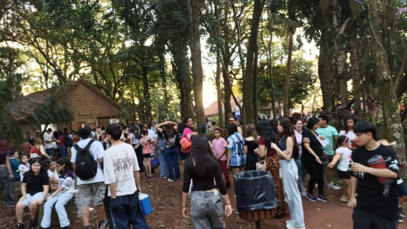 Quejas por largas filas para los baños en el Parque de las Naciones en la apertura de la Fiesta Nacional del Inmigrante