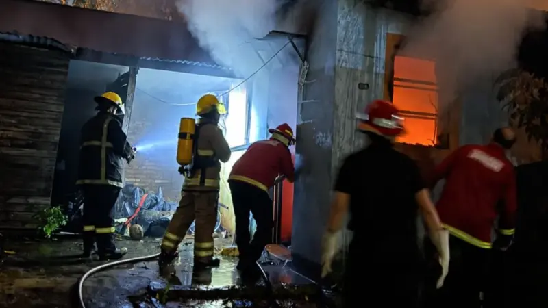 Investigan la muerte de un hombre en el incendio de su casa