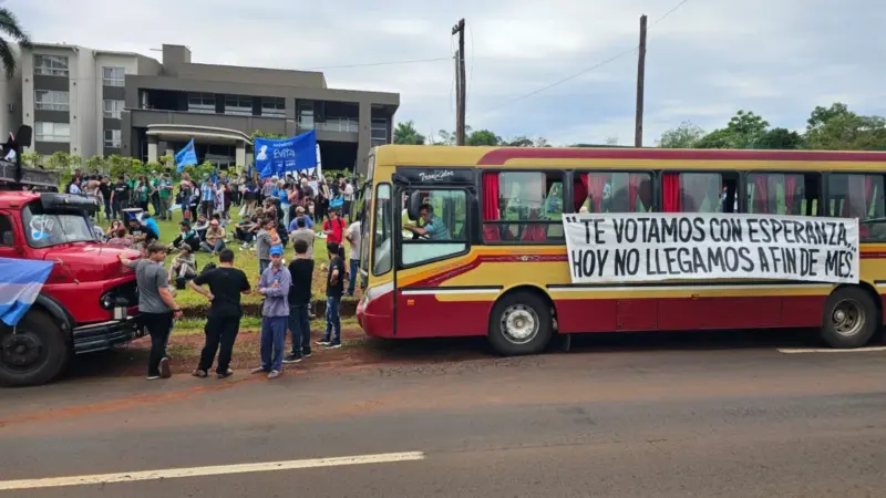Productores, tareferos y organizaciones sociales repudiaron al presidente Milei en Iguazú