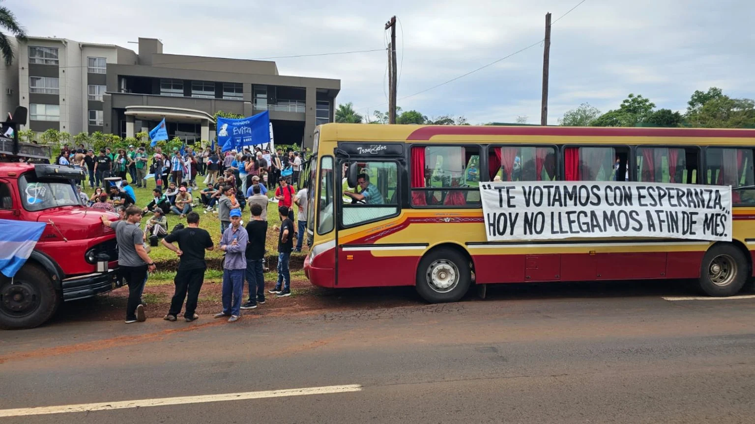 Productores, tareferos y organizaciones sociales repudiaron al presidente Milei en Iguazú