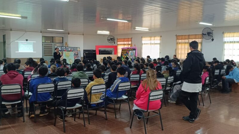 Alumnos de la Escuela 448 recibieron una charla preventiva sobre bullying y ciberacoso