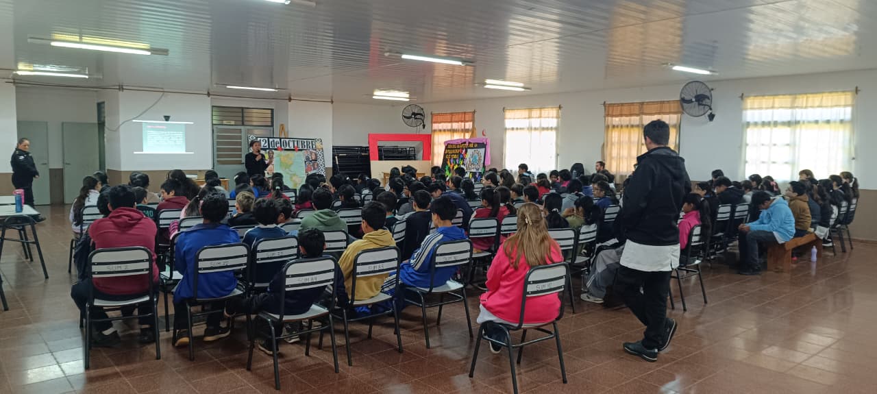 Alumnos de la Escuela 448 recibieron una charla preventiva sobre bullying y ciberacoso