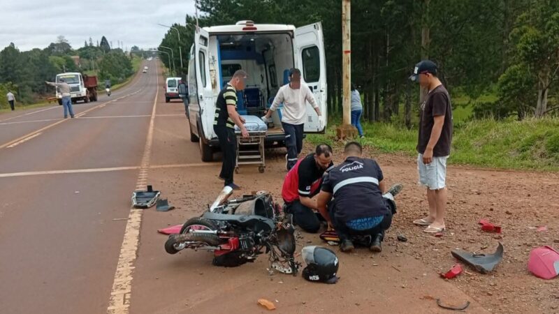 Motociclista herido tras choque con un auto frente al Club de Cazadores