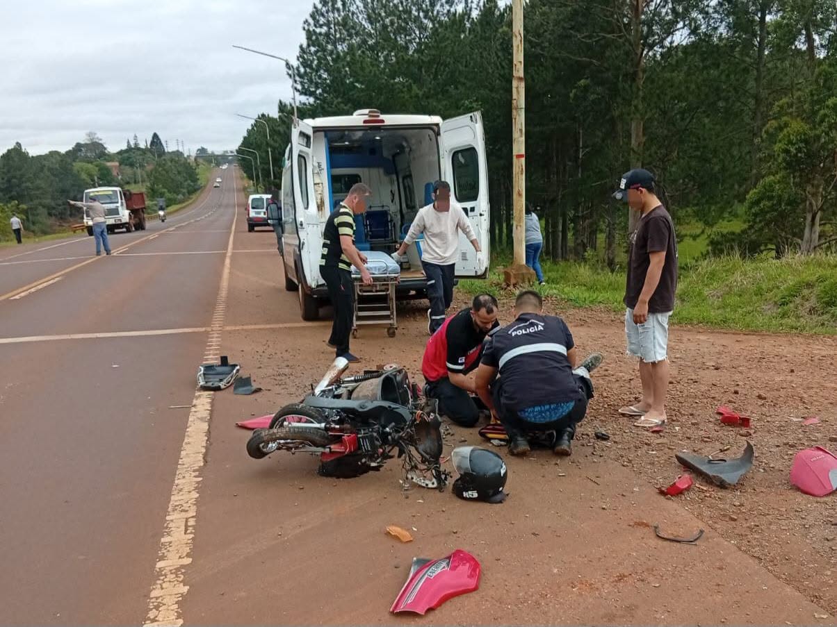 Motociclista herido tras choque con un auto frente al Club de Cazadores