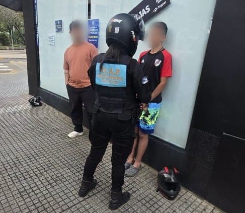 Encontró un celular, pero exigió plata a la dueña para devolverlo: preso por vivo