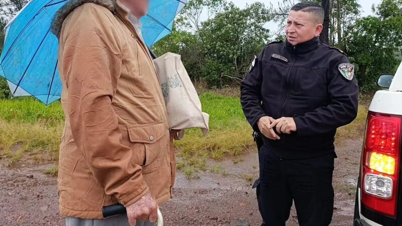 Abuelo de 85 años se largó a pie en Guaraní para volver a su casa en Alem, una patrulla lo vio en la ruta y lo asistió  