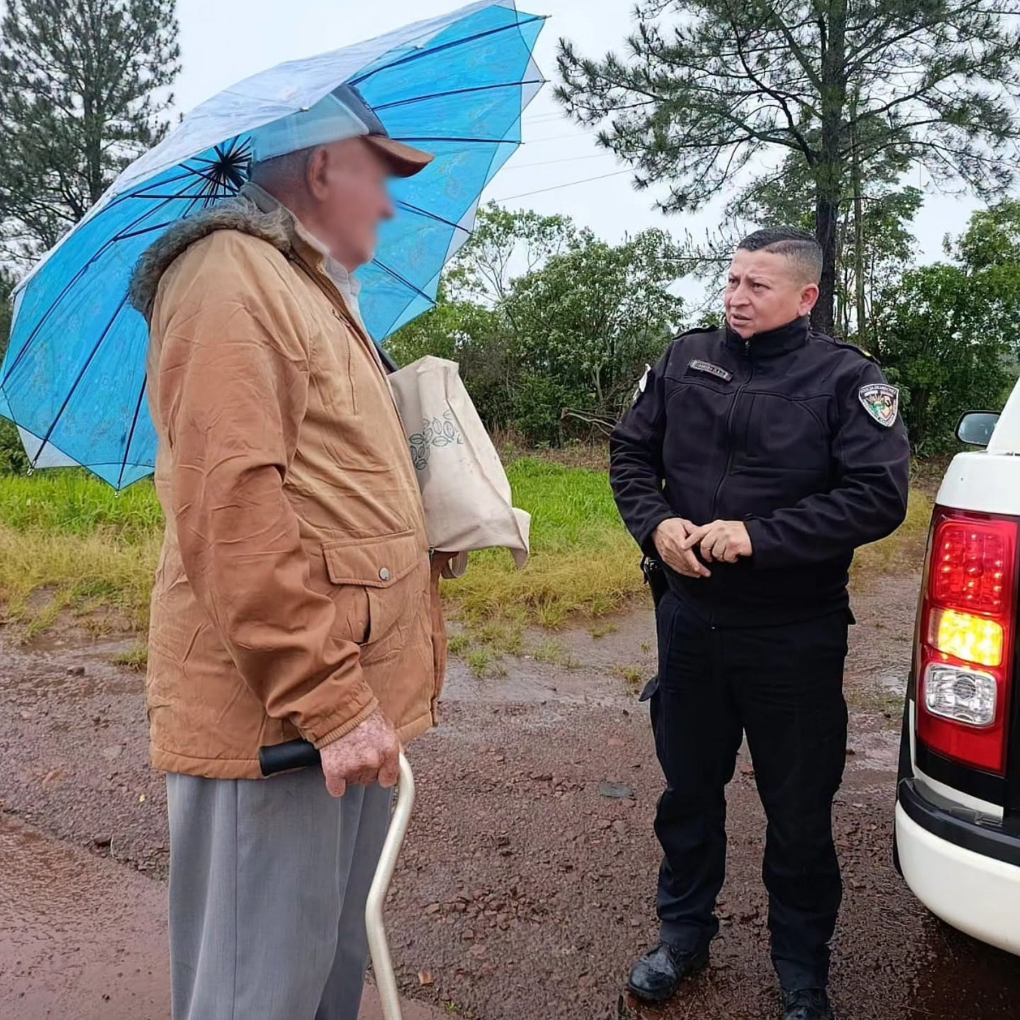 Abuelo de 85 años se largó a pie en Guaraní para volver a su casa en Alem, una patrulla lo vio en la ruta y lo asistió  