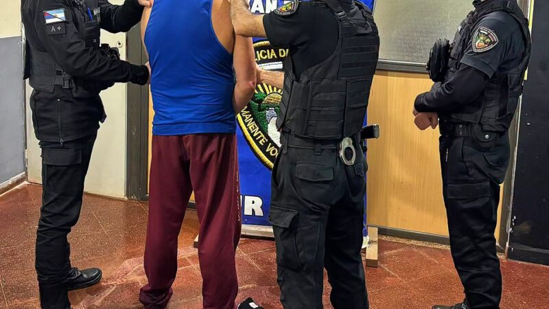 Un policía que viajaba en colectivo vio un ataque a tiros, corrió y detuvo al agresor