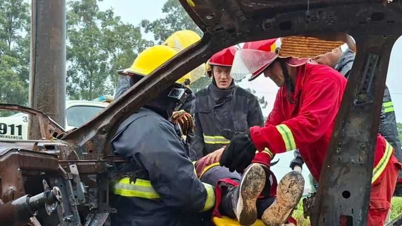 Choque múltiple con un colectivo, un auto y una moto en Oberá: fue un simulacro para evaluar la respuesta ante emergencias