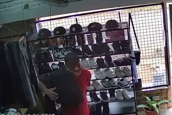 Entró a un local a pedir ayuda y aprovechó para robar un perfume: todo quedó grabado y fue detenido