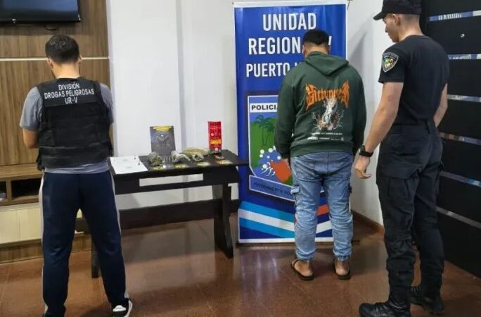 Para eso son buenos: quiso meter marihuana a la comisaría en un paquete de yerba