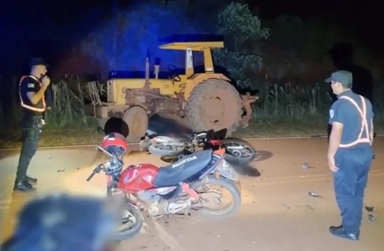 Dos hombres fallecieron en un choque de motos y un tractor