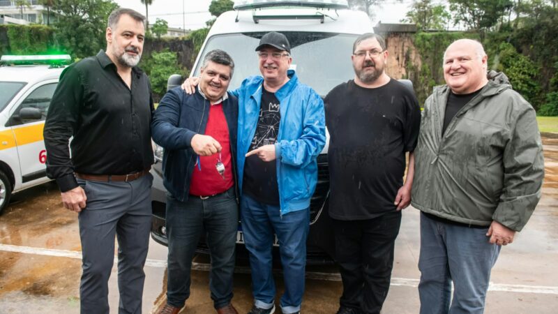 El gobernador Passalacqua entregó nuevas ambulancias y el ministro González detalló que la Provincia aporta más de 1.000 millones por mes para medicación  