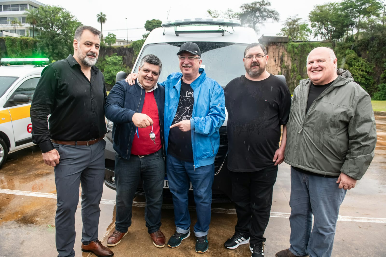 El gobernador Passalacqua entregó nuevas ambulancias y el ministro González detalló que la Provincia aporta más de 1.000 millones por mes para medicación  