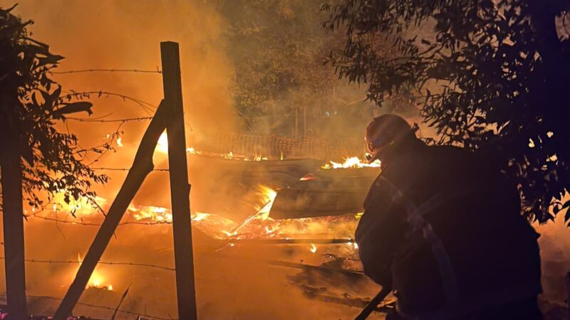 Incendio destruyó una vivienda de madera en el barrio San Miguel de Oberá