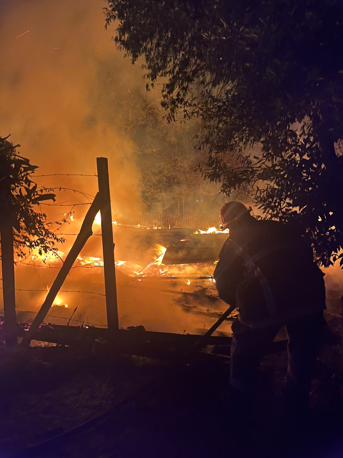Incendio destruyó una vivienda de madera en el barrio San Miguel de Oberá