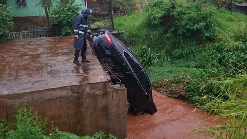 Un coche cayó de un puente en Oberá: uno de sus ocupantes fue arrastrado por la corriente y está desaparecido