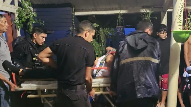 Despistó con su moto bajo la lluvia y se fracturó la cadera