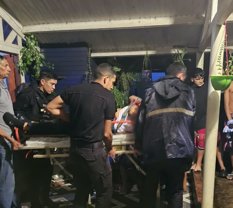 Despistó con su moto bajo la lluvia y se fracturó la cadera