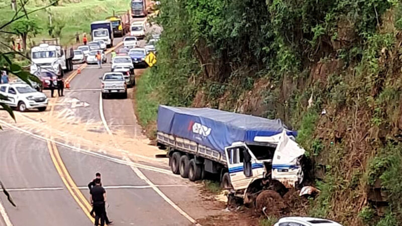 Un camionero en grave estado tras choque múltiple de seis vehículos