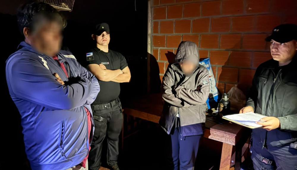 Una mujer recibió un disparo en el pecho y buscan a su pareja, que desapareció
