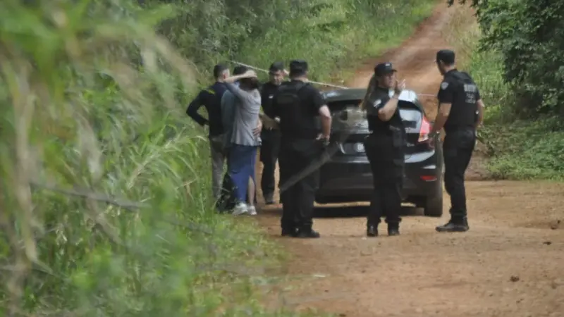 El pequeño hijo de la pareja muerta a cuchilladas pasó varias horas solo en el auto y se durmió
