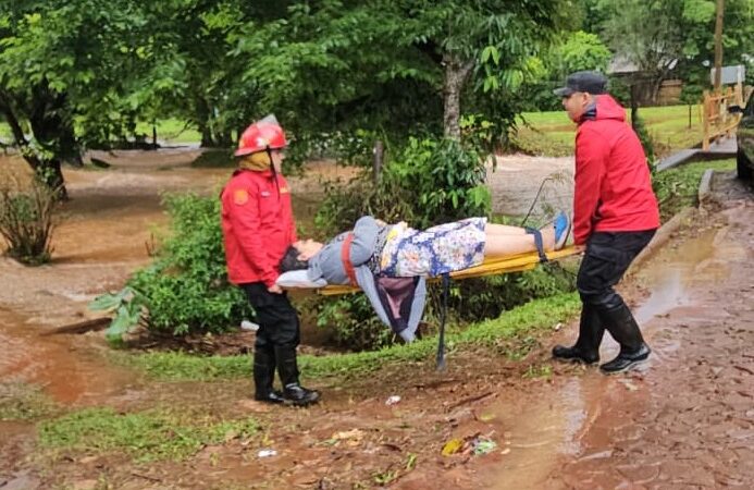 66 viviendas afectadas por el temporal en Misiones, familias evacuadas, daño en cultivos y cortes de rutas y puentes